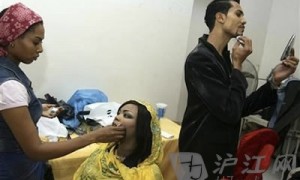 苏丹七位男模因化妆被指控犯猥亵罪