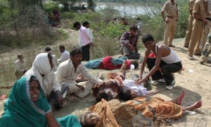 印度寺庙踩踏事故 造成至少91人死亡（双语）