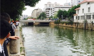 昆明救人小伙遗体找到 轻生女向他母跪地道歉
