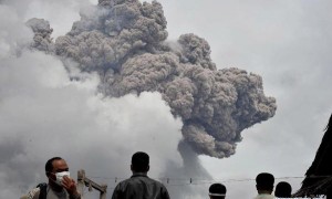 CCTV9英语新闻：印尼火山持续爆发 20,000人无家可归