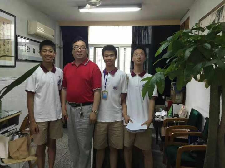 杭州教师吻别讲台走红网络 杭州教师吻别讲台走红网络