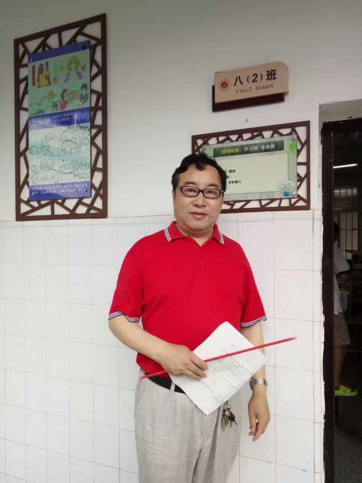杭州教师吻别讲台走红网络 杭州教师吻别讲台走红网络