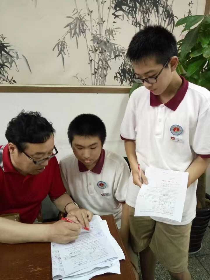 杭州教师吻别讲台走红网络 杭州教师吻别讲台走红网络
