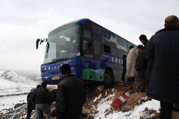 中国西北部降大雪 41名旅客被困 中国西北部降大雪 41名旅客被困
