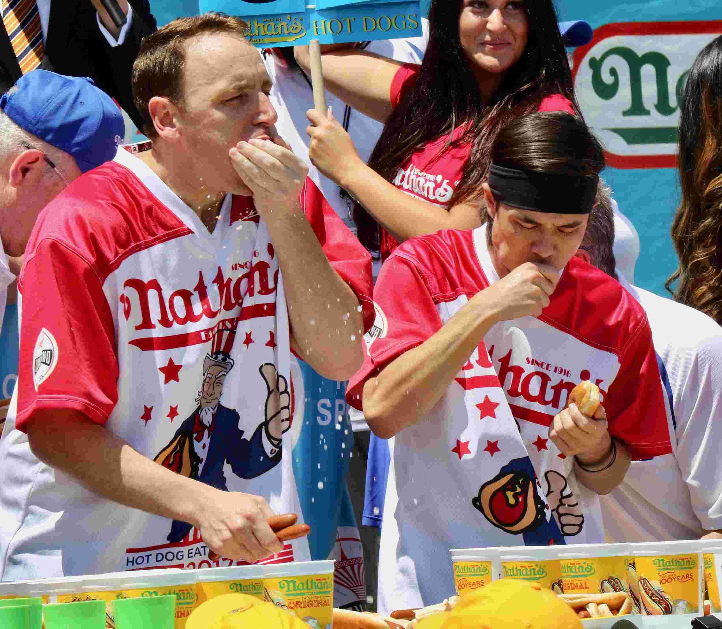 Man downs 72 hot dogs in 10 minutes to win US holiday eat-fe Man downs 72 hot dogs in 10 minutes to win US holiday eat-fe