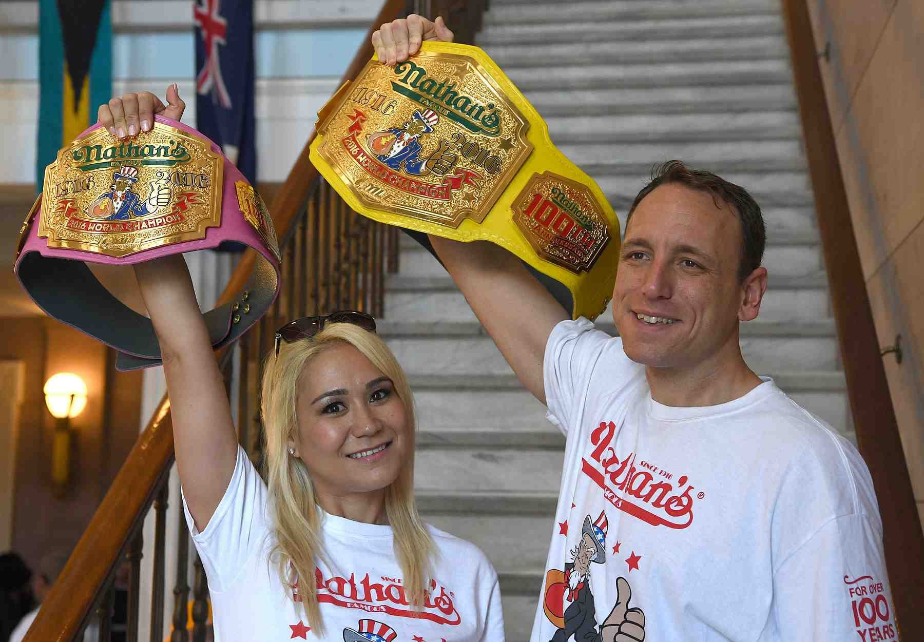Man downs 72 hot dogs in 10 minutes to win US holiday eat-fe Man downs 72 hot dogs in 10 minutes to win US holiday eat-fe