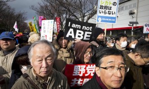日本8000民众抗议新反恐法案 要求安倍辞职