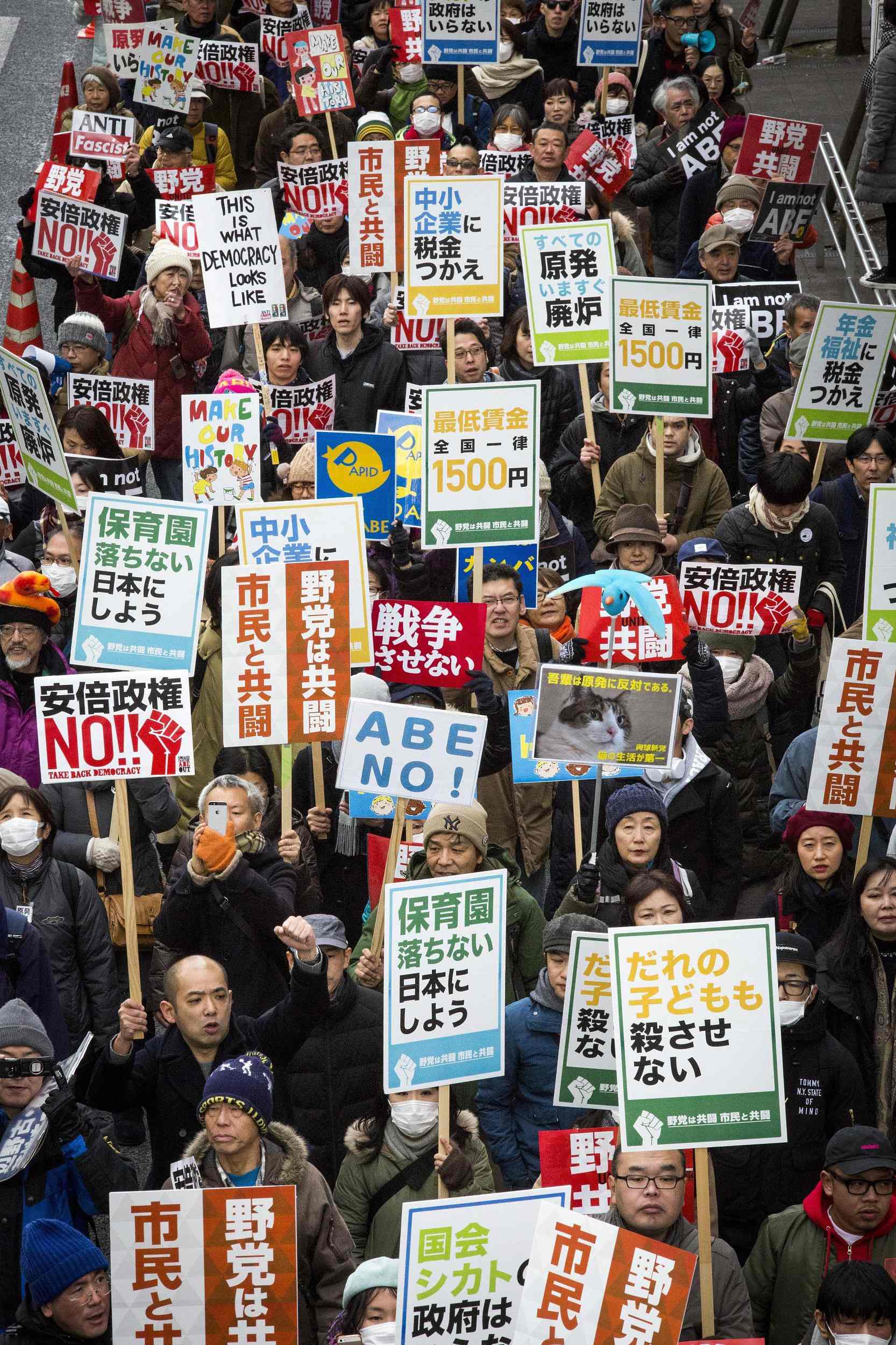 日本8000民众抗议新反恐法案 要求安倍辞职 日本8000民众抗议新反恐法案 要求安倍辞职
