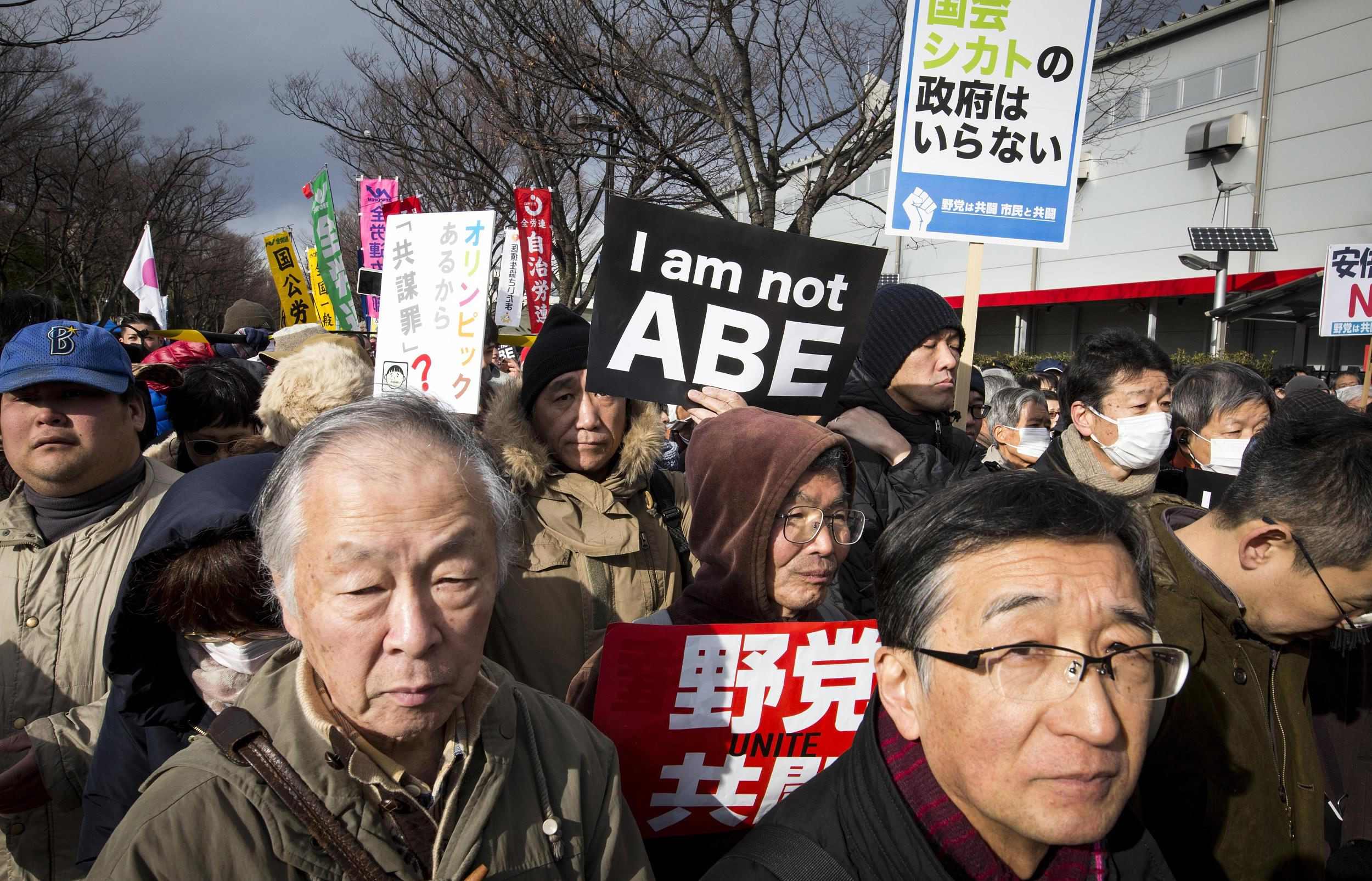 日本8000民众抗议新反恐法案 要求安倍辞职 日本8000民众抗议新反恐法案 要求安倍辞职