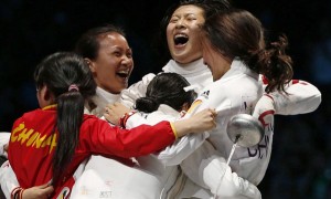 中国队击败韩国队夺得女子团体重剑冠军
