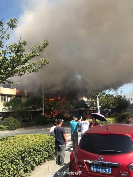 双语新闻:杭州面馆爆炸致2死55伤 双语新闻:杭州面馆爆炸致2死55伤