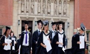 英国大学男生比例走低 或成&ldquo;弱势群体&rdquo;