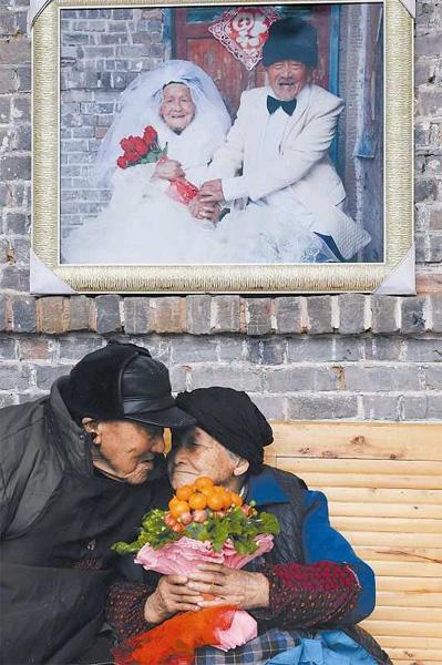 四川百岁老人庆祝情人节 四川百岁老人庆祝情人节