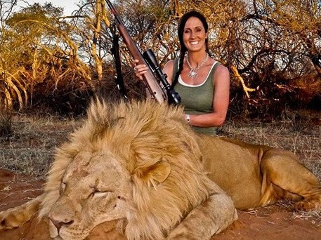 美国女主播晒猎杀野生动物照引网友公愤(图) 美国女主播晒猎杀野生动物照引网友公愤(图)