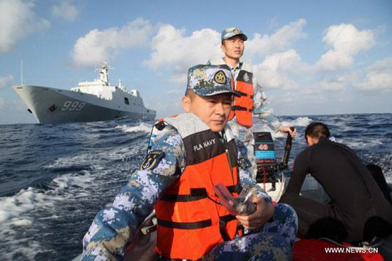 中国8艘军舰5挺直升机继续搜救马航失联客机 中国8艘军舰5挺直升机继续搜救马航失联客机