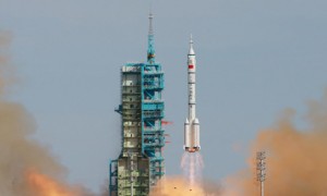 中国成功发射神舟十号的英文报道