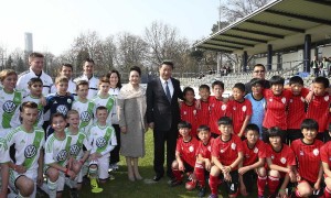习近平德国看望中国足球少年