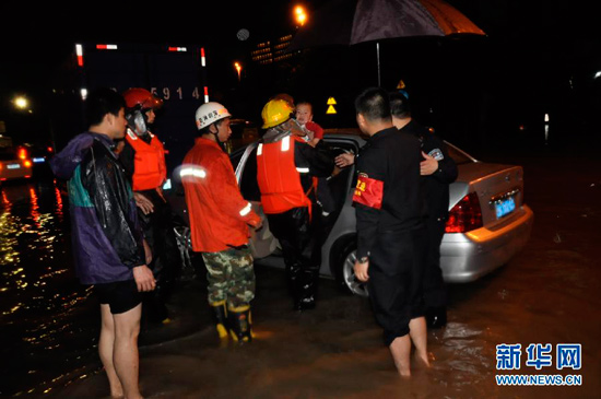 中国南部迎来暴雨冰雹至少16人死亡 中国南部迎来暴雨冰雹至少16人死亡
