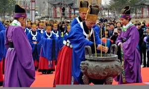 CCTV9英语新闻：清明来临长春举办祭奠仪式