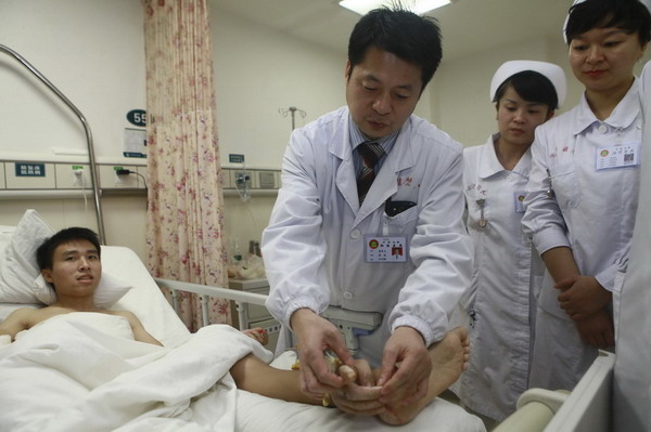 常德男子断手寄养脚踝后成功回植英文报道 常德男子断手寄养脚踝后成功回植英文报道