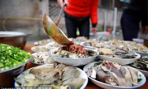 英语新闻：四川泸州举办宴会庆祝腊八节
