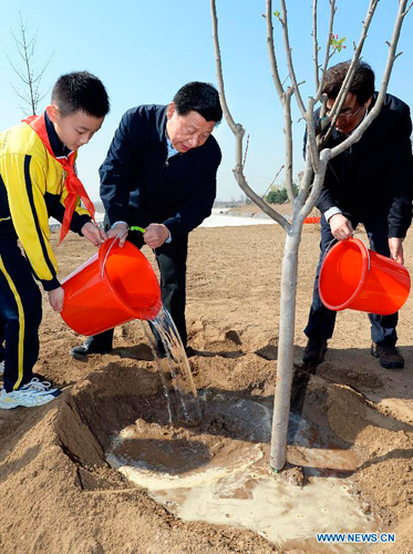 习近平义务植树照片 习近平义务植树照片