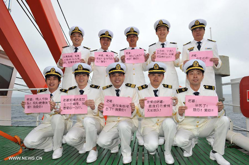 10名雪龙号船员南极投放“爱情漂流瓶” 10名雪龙号船员南极投放“爱情漂流瓶”