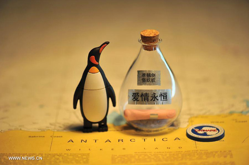 10名雪龙号船员南极投放“爱情漂流瓶” 10名雪龙号船员南极投放“爱情漂流瓶”