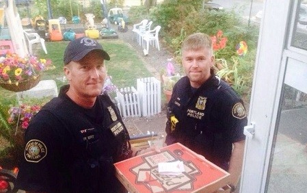 必胜客员工遇车祸 有爱警察路过帮送餐 必胜客员工遇车祸 有爱警察路过帮送餐