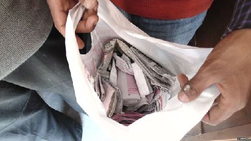 印度家长爬墙给考生递答案 印度家长爬墙给考生递答案
