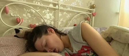 现实版睡美人:嗜睡症?英女子每天睡22小时 现实版睡美人:嗜睡症?英女子每天睡22小时