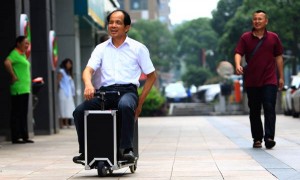 湖南农民贺亮才发明电动载人行李箱