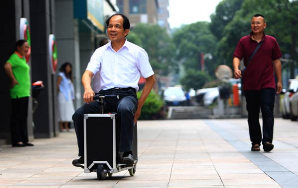 湖南农民贺亮才发明电动载人行李箱 湖南农民贺亮才发明电动载人行李箱