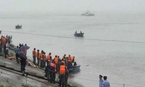 双语：载客456人长江客轮倾覆 多为老年人
