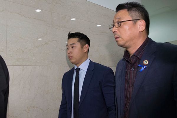 英语新闻:纽约前华裔警察梁彼得被判五年缓刑 英语新闻:纽约前华裔警察梁彼得被判五年缓刑