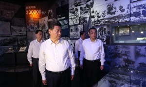 双语：习近平、李克强等参观《伟大胜利 历史贡献》主题展览