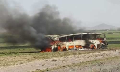 阿富汗油罐车与大巴车相撞,73人死亡 阿富汗油罐车与大巴车相撞,73人死亡