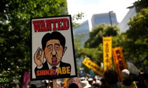 日本东京4万民众举行示威 要求日本首相安倍下台
