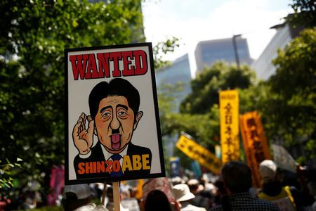 日本东京4万民众举行示威 要求日本首相安倍下台 日本东京4万民众举行示威 要求日本首相安倍下台