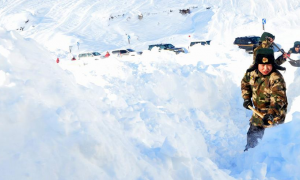 新疆雪崩游客零下30度被困边防官兵紧急救援