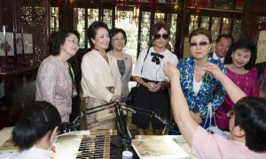 彭丽媛与亚信峰会国家领导人游豫园