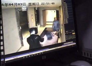 英文报道:女子酒店遇袭 网民愤怒 英文报道:女子酒店遇袭 网民愤怒