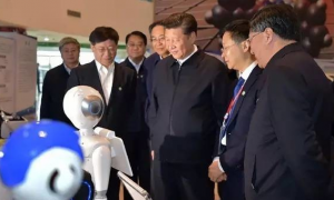习近平主席考察中国科技大学 机器人向其问好