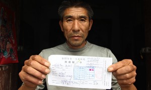 河南村民被误诊艾滋病10年英文报道