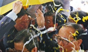 不满部署&ldquo;萨德&rdquo;系统 韩国抗议民众向总理扔鸡蛋