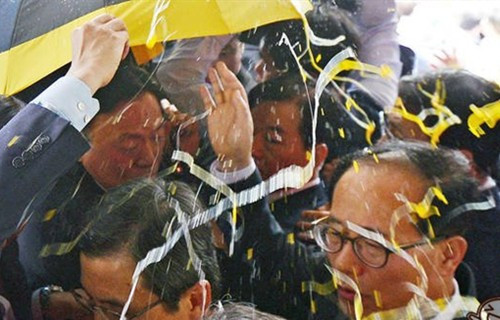 不满部署“萨德”系统 韩国抗议民众向总理扔鸡蛋 不满部署“萨德”系统 韩国抗议民众向总理扔鸡蛋