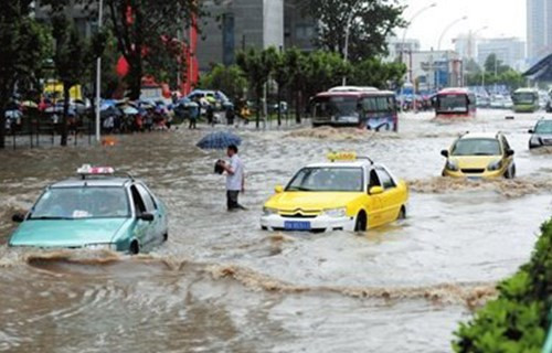 武汉连续强降雨 院墙坍塌8人遇难 武汉连续强降雨 院墙坍塌8人遇难