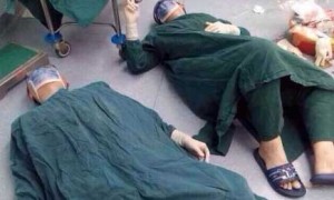 福建三医生32小时手术累倒在地