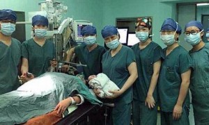 中国61岁奶奶生下一个健康男孩