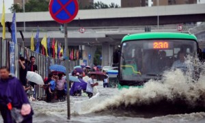 中国洪灾：武汉再发暴雨红色预警